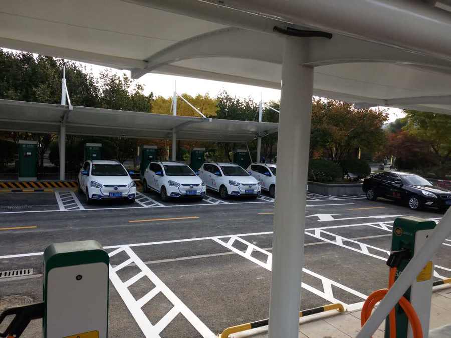 七字型的汽車停車棚，也是汽車蓬里，使用比較多的一款造型